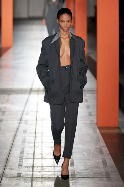 Look 16